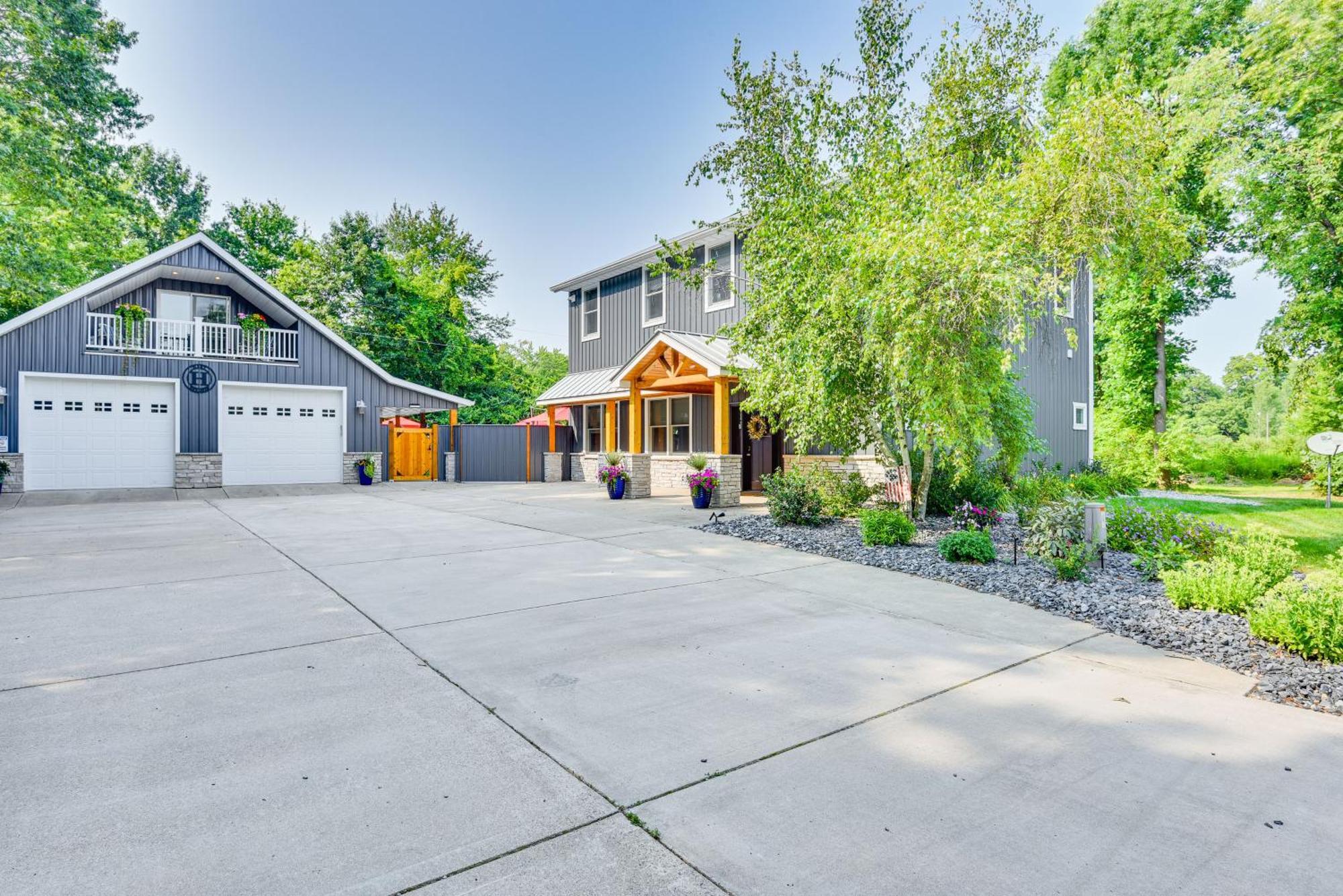 Benton Harbor Apt With Balcony And Shared Fire Pit Dış mekan fotoğraf